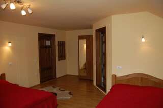 Гостевой дом Vila Sarah Bran Бран Четырехместный номер-5