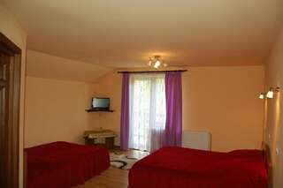 Гостевой дом Vila Sarah Bran Бран Четырехместный номер-6